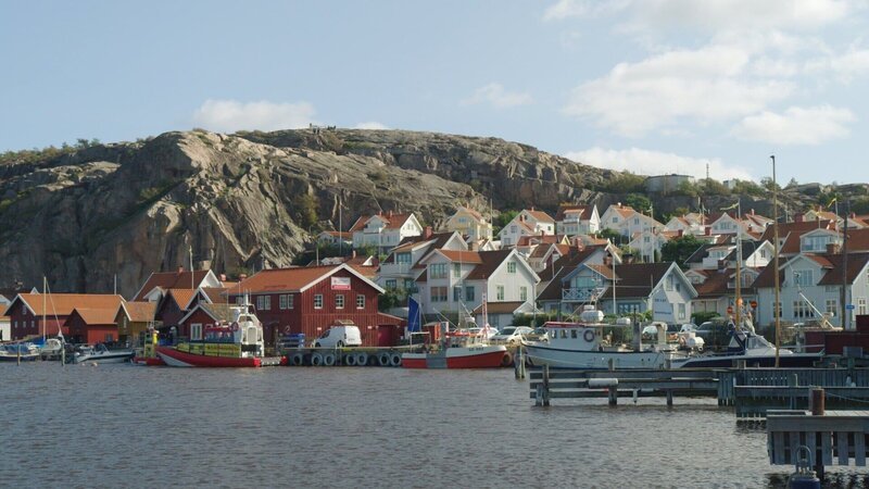 Der Ort Fjällbacka gilt als einer der schönsten der schwedischen Nordseeküste – der rund 74 Meter hohe Vetteberg prägt das Ortsbild. – Bild: 3sat