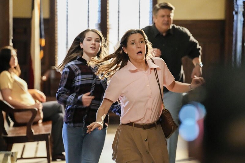 (v.li.): Raegan Revord (Missy Cooper), Zoe Perry (Mary Cooper), Lance Barber (George Cooper Sr.). – Bild: Warner Bros. Entertainment Inc.