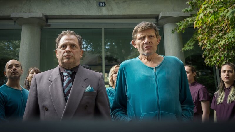 Maloney Die Klinik Staffel 1 /​ Folge 6 Was ist die Rolle des verwirrten «Klinikleiters»? Nicolas Rosat als Herr Müller, Marcus Signer als Philip Maloney Regie: Michael Schaerer Produktion: C-Films AG Kamera: Tobias Dengler Drehbuch: Pascal Glatz – Bild: SRF/​Pascal Mora
