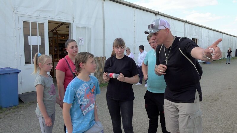 Für Elvis gibt es aber auch Grund zur Freude. Er und fünf seiner acht Kinder besuchen den Mannheimer Maimarkt. Der Maimarkt ist die größte Regionalmesse Deutschlands und findet seit 1613 statt. Er zieht jedes Jahr mehrere Hunderttausend Besucher an. Hier gibt es für jeden etwas zu sehen und zu erleben. – Bild: RTLZWEI