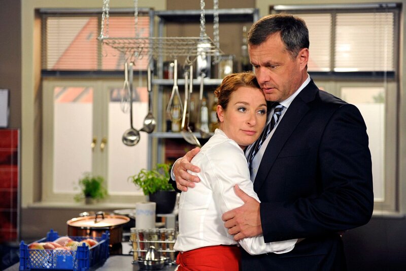 Carla (Maria Fuchs) gesteht Torben (Joachim Kretzer) ihre Sorge, dass ihre Freundschaft mit Britta Schaden genommen haben könnte. – Bild: ARD/​Nicole Manthey