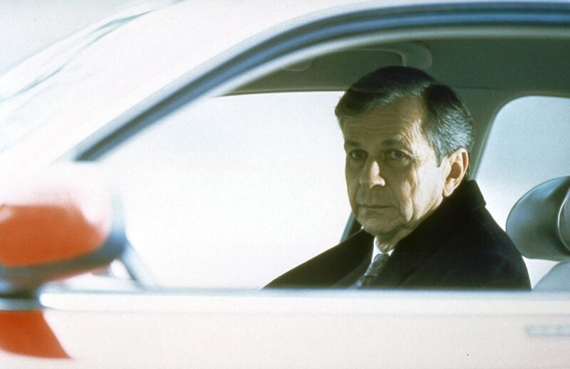 Mit einem Trick gelingt es dem angeblich sterbenskranken Raucher (William B. Davis), Scullys Vertrauen zu gewinnen. – Bild: Twentieth Century Fox Film Corporation