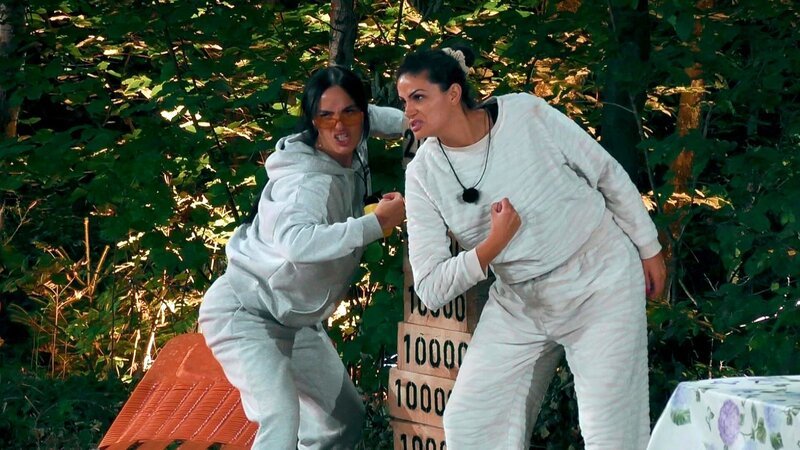 Dilara und Roaya stehen im Finale. – Bild: RTLZWEI