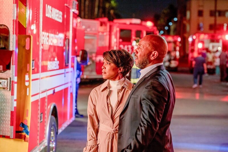 Athena Grant (Angela Bassett, l.); Rockmond Dunbar (Michael Grant, r.) – Bild: ORF/​PRO7