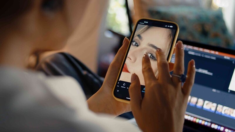 Einstein Botox, Filter und KI: Schönheit im digitalen Zeitalter Eine Frau macht Korrekturen an einem Bild in einer App. – Bild: SRF