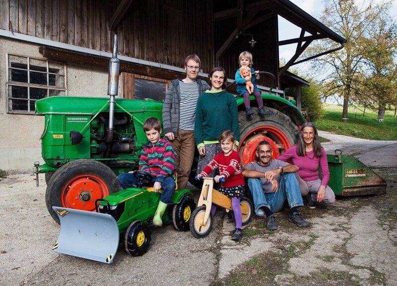 SRF bi de Lüt Familiensache Folge 1 Familie Wiedmer Streiff aus Oberdorf (BL): Timon (8), Jan Wiedmer (30), Rebecca Streiff (30), Lavina (4), Luna (1), Ricco und Ursula Streiff – Bild: SRF/​Julian Salinas