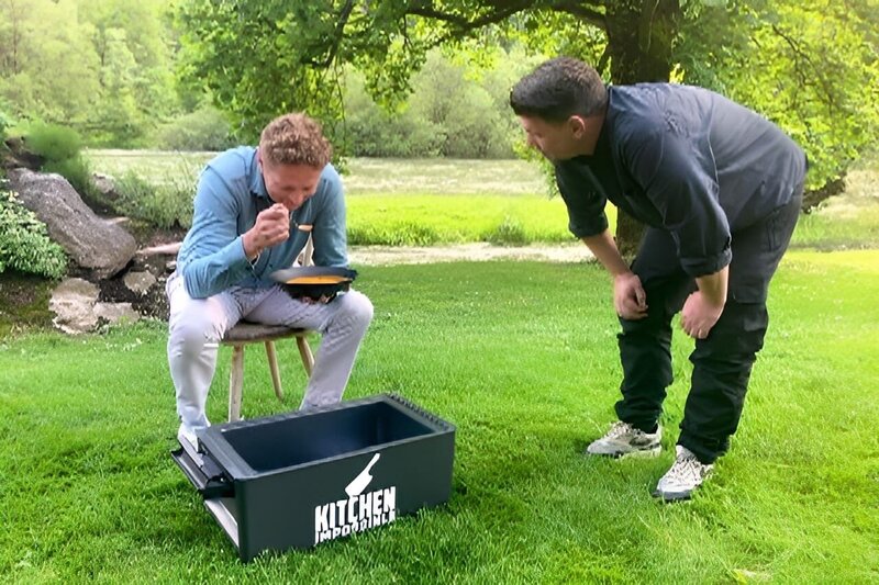 Martin Klein (l.), Tim Mälzer +++ Die Verwendung des sendungsbezogenen Materials ist nur mit dem Hinweis und Verlinkung auf RTL+ gestattet. – Bild: RTL /​ Endemol Shine /​ Marité Schulte-Trux /​ Tim Mälzer vs. Martin Klein