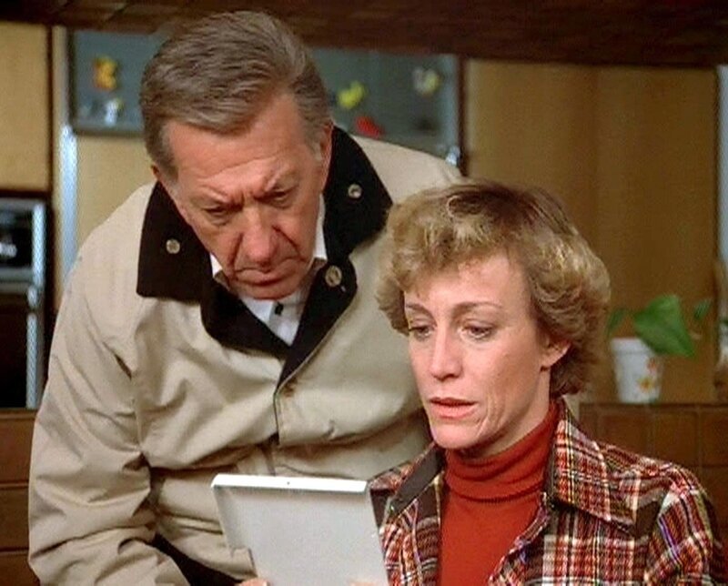 Quincy (Jack Klugman) und Vickie McGuire (Carrie Snodgress) schauen sich ein Phantombild an. – Bild: RTLup