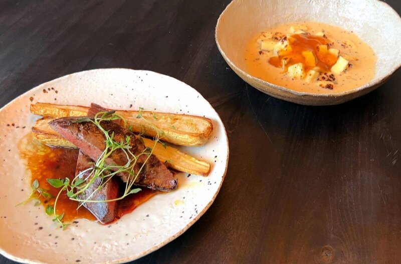 Schmackhaftes Rentierfilet mit gerösteten Pastinaken: Das von Sirly zubereitete Gericht wird mit einer leckeren Weinsoße abgerundet. – Bild: Elephant Doc