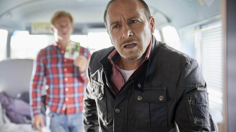 Paul (Daniel Roesner, l.) und Semir (Erdogan Atalay) durchsuchen Hartmuts Wohnmobil und versuchen rauszubekommen, warum er den Einbruch begangen hat. – Bild: MG RTL D /​ Guido Engels