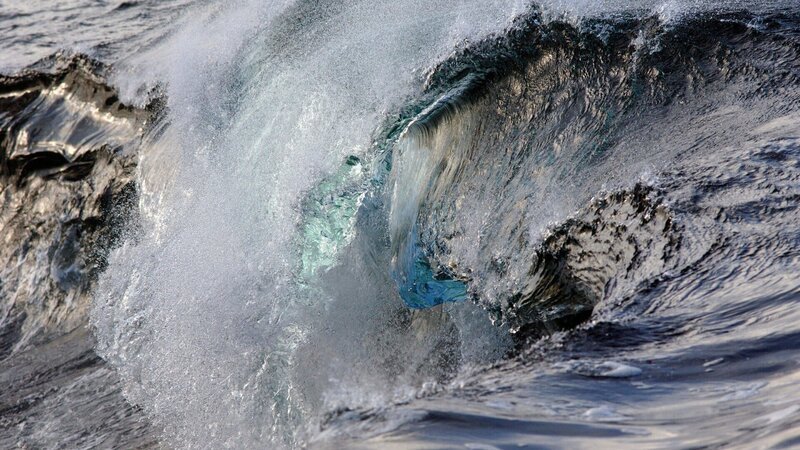 Der Warme Golstrom sorgt für heftige Turbulenzen im Nordatlantik. Die Folge: Starker Wind und haushohe Wellen. – Bild: ZDF und WDR/​Ted Giffords