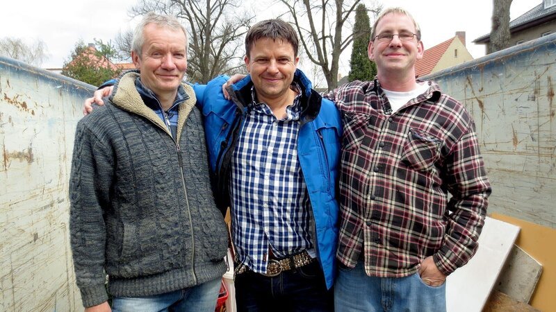 Trödelexperte Marco Heuberg (mi.) mit Hartmut (li.) und Dirk (re.) – Bild: RTL II