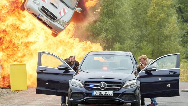 Semir und Paul liefern sich einen Schusswechsel mit den Gangstern, Semir erkennt seinen Bruder Kemal. – Bild: MG RTL D /​ Guido Engels