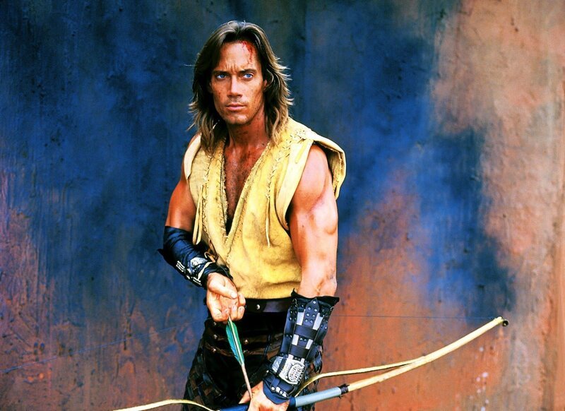 Hercules (Kevin Sorbo) wird von einer jungen Frau um Hilfe gebeten: In ihrem Dorf hat sich ein Loch zur Unterwelt aufgetan, aus dem das Böse entweicht. Hercules will ihr helfen. – Bild: Tele 5
