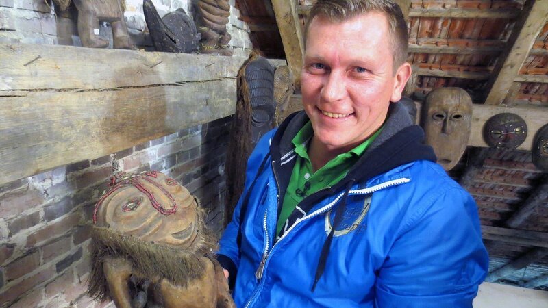 Trödelexperte Otto Schulte findet skurrile Dinge auf dem Hof – Bild: RTL II