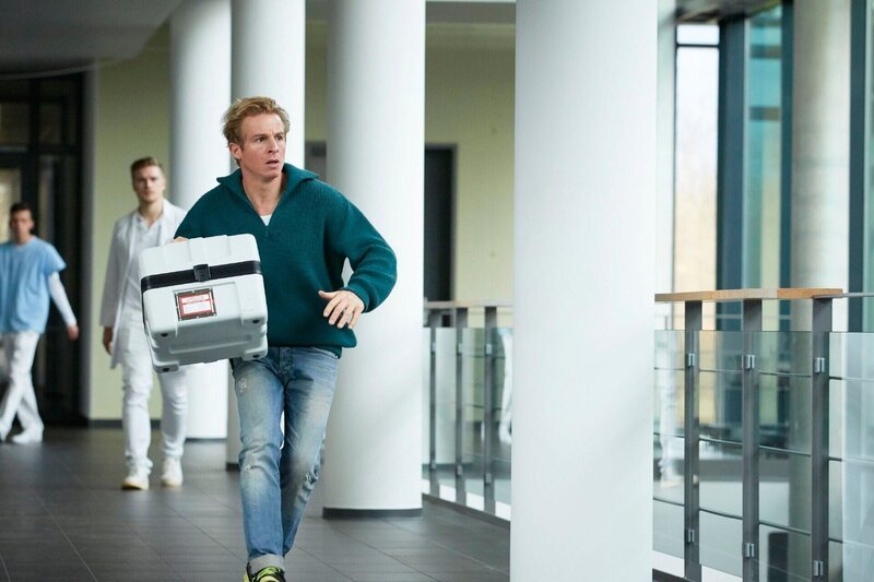 Paul (Daniel Roesner) flüchtet mit dem Spenderherz. – Bild: RTL /​ Guido Engels