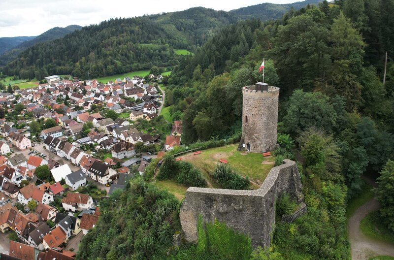 Der Westweg führt direkt an der Burg Husen bei Hausach vorbei – ein attraktiver Zwischenstopp und Aussichtspunkt für Westwanderer. Hier beginnt der steilste Aufstieg des gesamten Fernwanderwegs, den Annette Krause mit der Fernwanderin Nina Rühlig angeht. – Bild: SWR