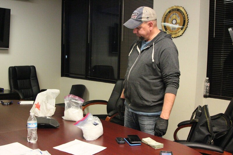 HSI Task Force Officer David Schweizer tests narcotics found to confirm that it is meth in the ziplock bags. (National Geographic/​Lucky 8 TV) – Bild: 2021 NGC Network US, LLC. All rights reserved. Lizenzbild frei