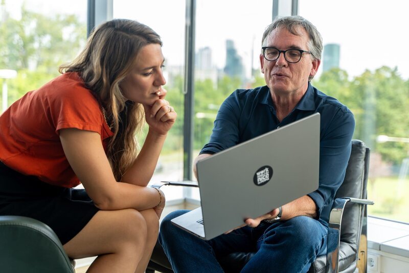 „Natürlich fühlt man sich nicht immer gehört, aber man hört trotzdem fast immer. Man kann ja die Ohren nicht auf und zu machen.“ Das sagt der Neurowissenschaftler David Poeppel. Und mehr noch: „Es ist eher ein Wunder, dass wir uns überhaupt verstehen“. – Bild: ZDF und Henning Sliwa