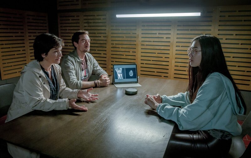 Nancy Liu (Julia Strowski, r.) hat ein ernstes Problem mit ihrem Handgelenk, und Johanna (Katharina Stemberger, l.) und Ben (Daniel Gawlowski, 2.v.l.) müssen sich die Frage stellen, ob Báthory sie nicht deswegen ersetzen wollte. – Bild: ZDF und Stefanie Leo