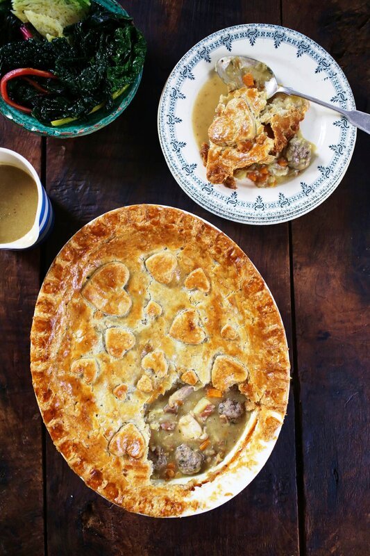 Hühner-Pie mit Kalbshackbällchen. – Bild: RTL