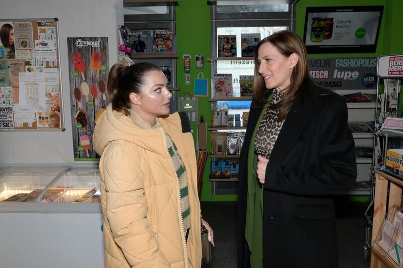 Emily (Anne Menden, l.) dankt Katrin (Ulrike Frank) aufrichtig, dass sie auf Kate eingewirkt hat. – Bild: RTL /​ Rolf Baumgartner /​ Sorgenkind