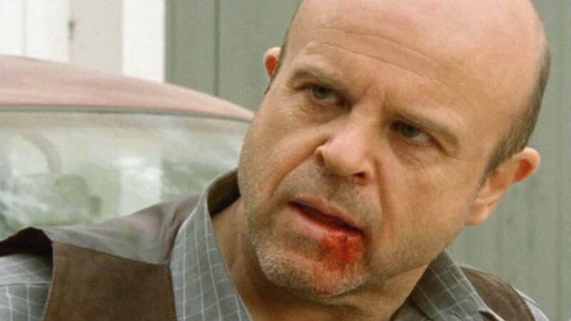 Harry (Marshall Napier) erleidet immer häufiger Schwächeanfälle. Im Krankenhaus diagnostizieren die Ärzte bei ihm einen Herzfehler. – Bild: TVNOW