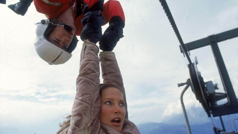Der Versuch von Eva-Maria Karnagel (Doreen Dietl), aus einem defekten Sessellift zu klettern und an einem Stützpfeiler hinunter zu klettern, scheitert. Florian Lenz (Jo Weil) versucht sie mit einer waghalsigen Aktion aus dem Medicopter heraus zu retten … – Bild: RTL