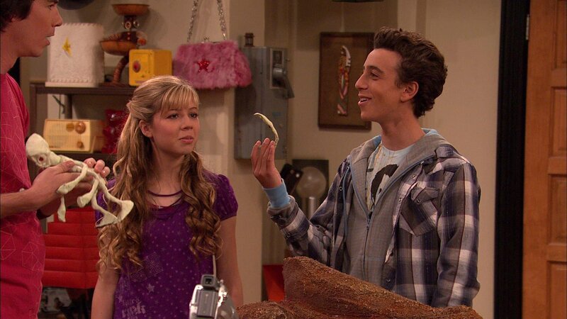 L-R: Spencer Shay (Jerry Trainor), Sam Puckett (Jennette McCurdy), Jonah (Aaron Albert) – Bild: ViacomCBS