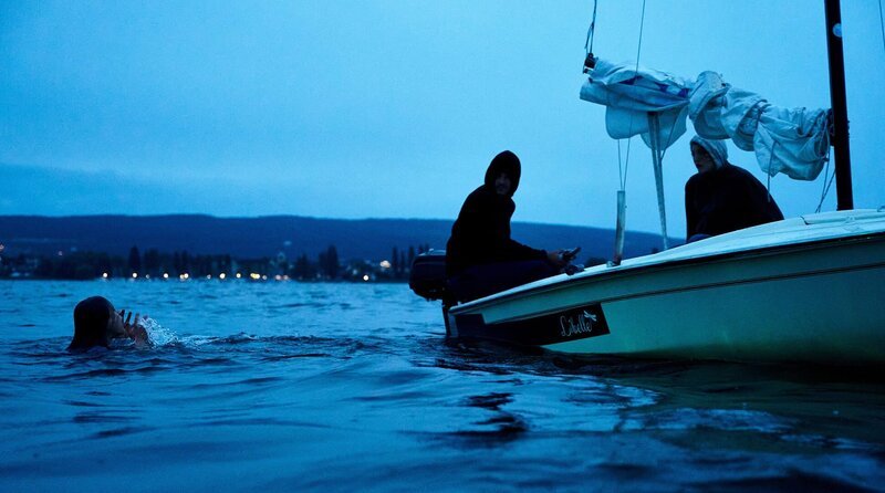 Lea Klein (Vivien Sczesny, l.) wurde von einer Jolle in den Bodensee gestürzt. Wird hier die Legende des Gnadensee inszeniert? War es ein übler Scherz, ein Unfall oder ein Verbrechen? Und kann die passionierte Seglerin sich retten? – Bild: ARD/​Nicolas Gradicsky