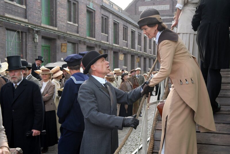 Richard von Strahlberg (Robert Atzorn) will seine Frau Katharina (Iris Berben) nicht auf das Schiff nach Afrika lassen. – Bild: moovie- the art of entertainment GmbH für ZDF /​ 2006; Produzent: Oliver Berben; Co-Produzenten:Reinhard und Markus Schwabenitzky/​Star Film; Regie: Carlo Rola; Kamera: Frank Küpper; Bildredaktion ZDF H