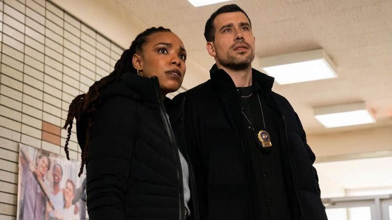 Tonie Churlish (Jasmine Batchelor), Joe Velasco (Octavio Pisano) Eine bewaffnete Frau taucht im Club ihres Mannes auf. Die Ermittler kommen einer Bande auf die Spur, die mit minderjährigen Mädchen handelt. Carisi muss sehr vorsichtig vorgehen, als Maxwells Ehemann unter Verdacht gerät. – Bild: Universal Network Television LLC
