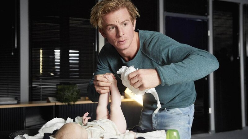 Paul (Daniel Roesner) versucht sich im Wickeln von Baby Hajah. – Bild: MG RTL D /​ Guido Engels
