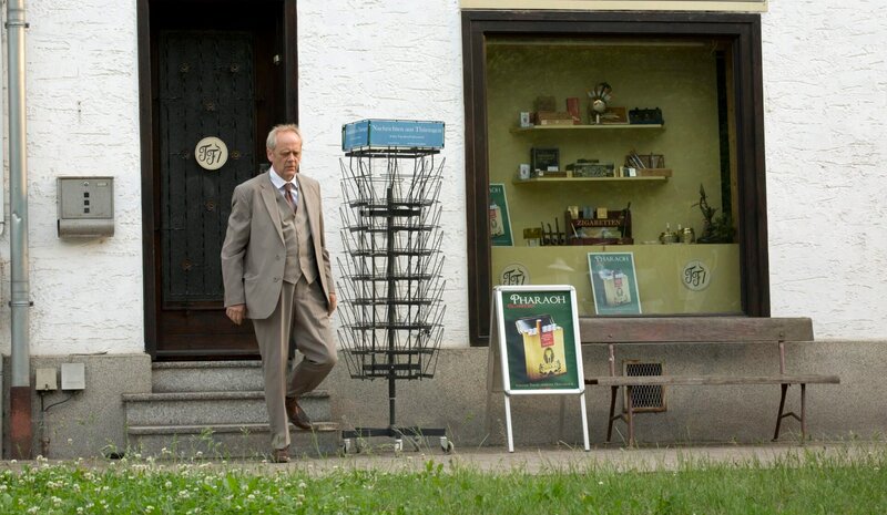 Als Georg Fischer (Hans-Heinrich Hardt) seinen Laden schließt, bekommt er einen Schweißausbruch und sackt zusammen. – Bild: MDR/​ARD/​Volker Roloff