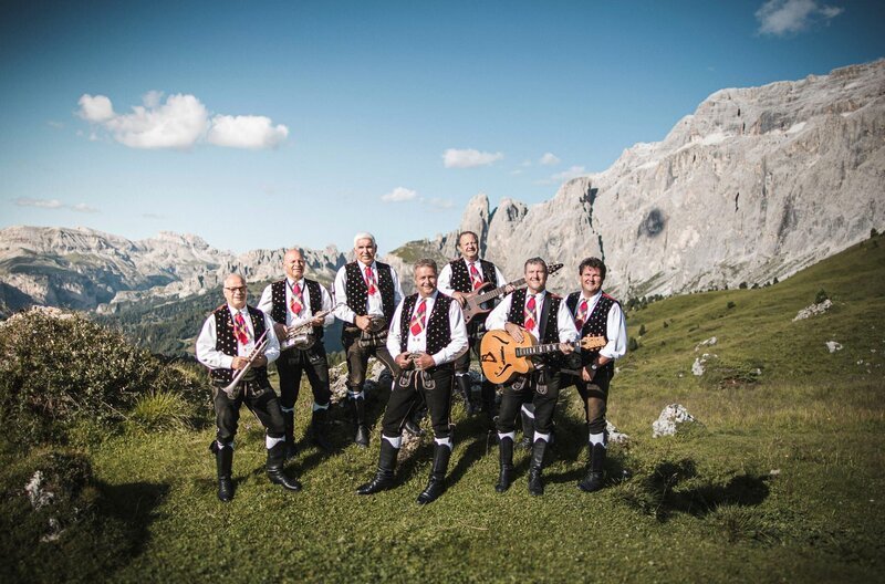 „Herz und Heimat“ gehören für die Kastelruther Spatzen fest zusammen. Das sieht man an ihren Trachten und hört es auch in ihren Liedern, die immer wieder von der Liebe zur Heimat, der wunderschönen alpenländischen Natur und dem Leben der Menschen in Südtirol handeln. – Bild: MDR/Manuel Kottersteger „Herz und Heimat“ gehören für die Kastelruther Spatzen fest zusammen. Das sieht man an ihren Trachten und hört es auch in ihren Liedern, die immer wieder von der Liebe zur Heimat, der wunderschönen alpenländischen Natur und dem Leben der Menschen in Südtirol handeln. – Bild: MDR/Manuel Kottersteger