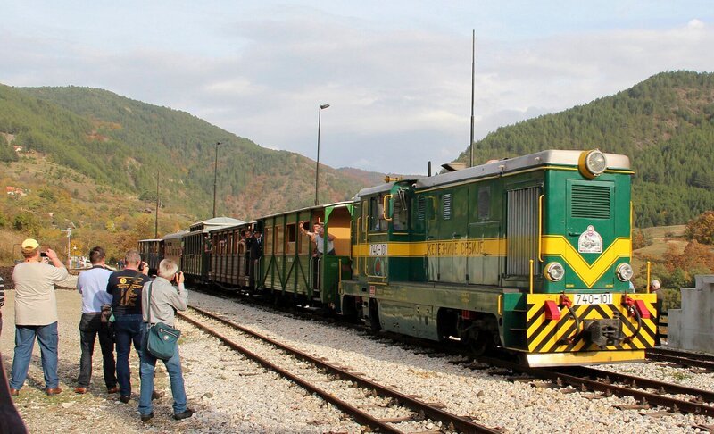 Die Dampflok streikt, also springt die grün-gelbe Diesellok 740–101 ein. – Bild: SWR/​Wolfgang Drichelt
