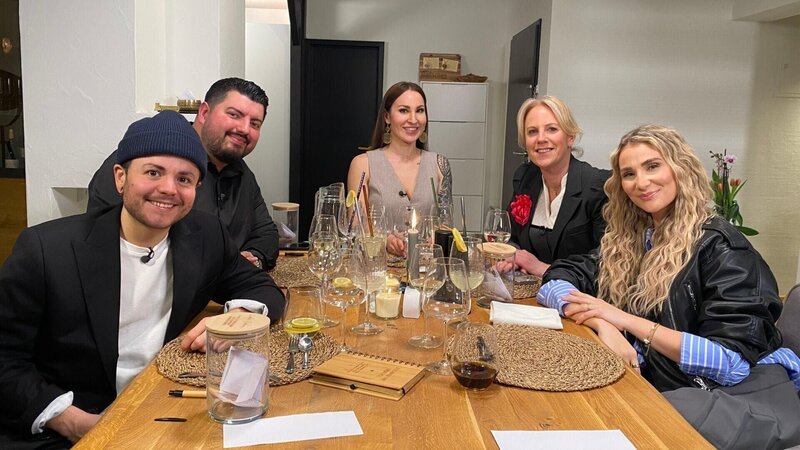 v.l.n.r.: Robin (@transjoyboy), Ramin (@lass_ma_kochen), Gastgeberin Katharina (@two.moms.one.journey), Tina (@tinas_homeandgarden) und Ana (@anajohnson) – Bild: RTL /​ ITV Studios Germany