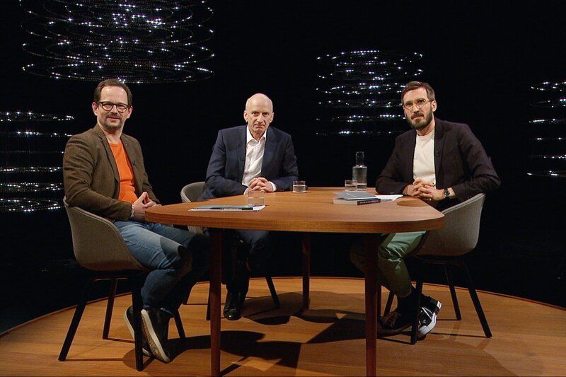 v.li.: Balthasar Glättli, Grünen-Nationalrat und Frank Urbaniok, Psychiater, mit Moderator Yves Bossart – Bild: SRF