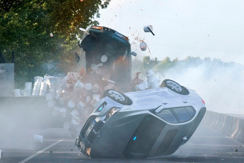 In einer Nebelwand kommt es zum Horror-Crash … – Bild: RTL /​ Guido Engels