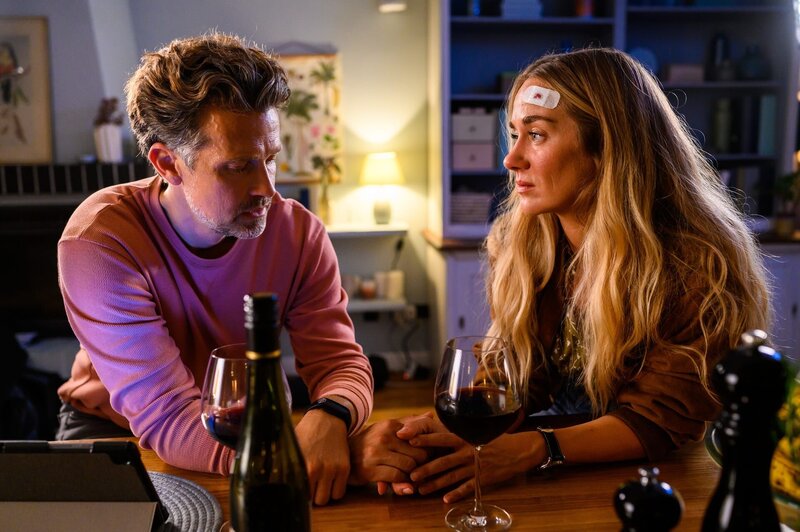 Betty (Annina Hellenthal) fühlt sich zunehmend unwohl mit Davids (Wayne Carpendale) spontaner Entscheidung, mit ihr nach Namibia zu gehen. In einem nahen Moment gesteht sie ihm, dass sie lieber alleine reisen möchte und David wird dadurch klar, was es für sie als Paar bedeutet. – Bild: ZDF und Julia Feldhagen