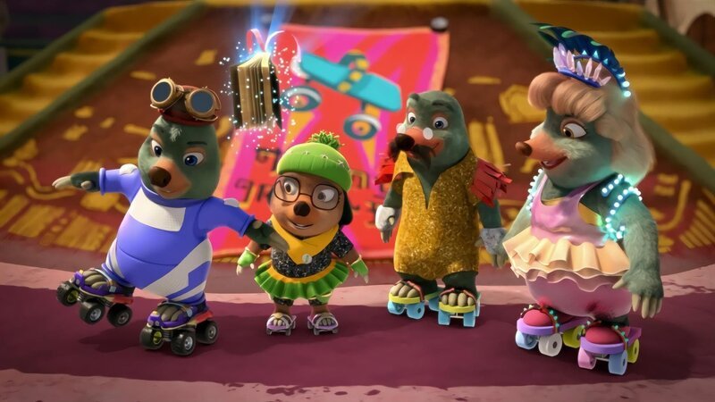 Moley (l.) ist baff erstaunt, seine Eltern als Favoritenpaar bei dem Rollschuhwettbewerb anzutreffen. – Bild: ZDF/​2022 Jetpack Distribution Ltd/​ZDF Enterprises