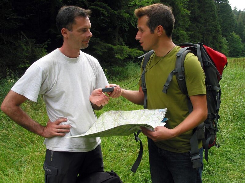 Heute ist Willi (re.) in der Wildnis unterwegs und will wissen, wie man in der freien Natur, ohne Wegweiser, und feste Wege an ein bestimmtes Ziel kommt. – Bild: BR/​megaherz