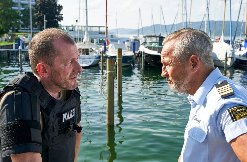 Paul Schott (Tim Wilde, r.) befragt Einsatzleiter Matthias Krämer (Martin Lindow, l.) zu den Geschehnissen bei der Bombenentschärfung. – Bild: ARD/​Nicolas Gradicsky