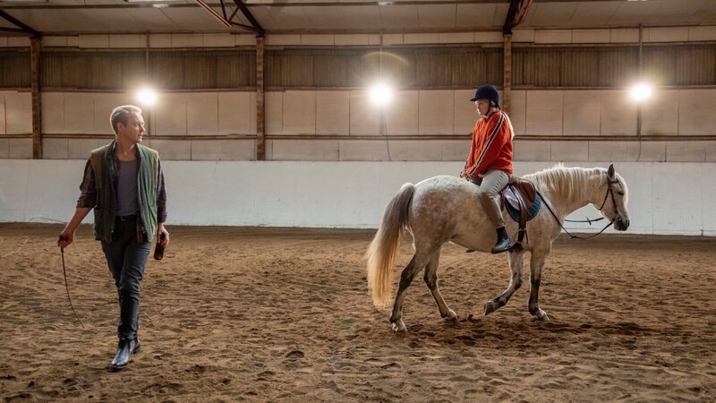 Molly (Saga Samuelsson) wird während eines nächtlichen Reittrainings von Tommy (Jonas Karlsson) gedemütigt. – Bild: ZDF und Niklas Maupoix
