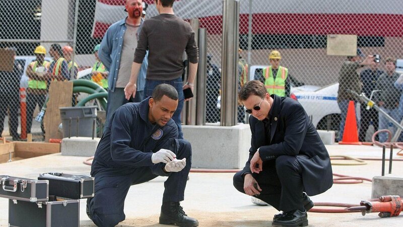 Dr. Sheldon Hawkes (Hill Harper, l.) und Mac Taylor (Gary Sinise) stellen am Tatort spezielle Glassplitter sicher, die so auf dem freien Markt nicht erhältlich sind. – Bild: MG RTL D /​ CBS