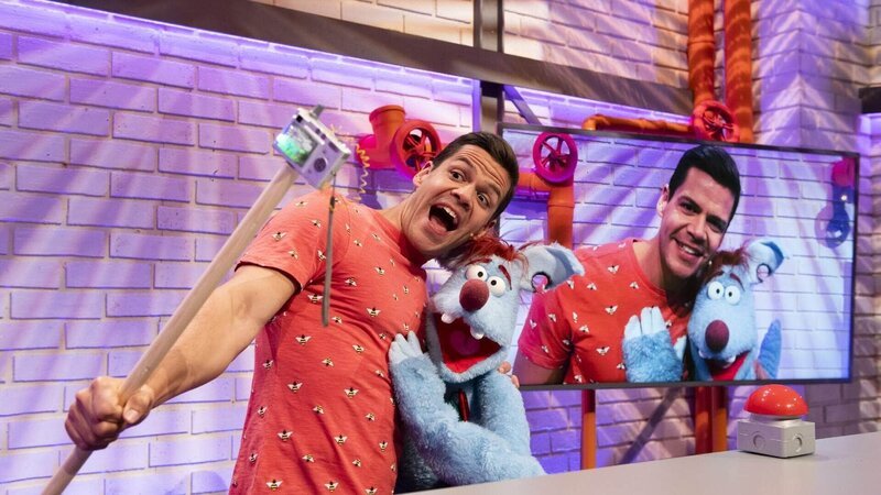 Einmal recht freundlich, bitte! Simón und Woozle sollen auf dem Cover des nächsten „Woozboom-Magazins“ erscheinen und brauchen dafür das perfekte Foto. – Bild: SUPER RTL/​Annette Etges