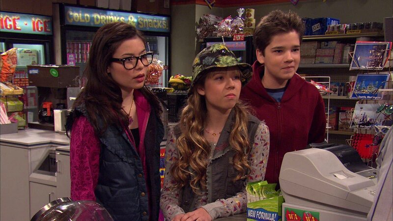 L-R: Carly Shay (Miranda Cosgrove), Sam Puckett (Jennette McCurdy), Freddie Benson (Nathan Kress) – Bild: ViacomCBS