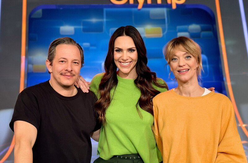 Moderatorin Esther Sedlaczek (M.) mit den Kandidaten des Teams „Filmpaar“: Trystan Pütter (l.) und Heike Makatsch (r.) – Bild: ARD/​ITV Studios