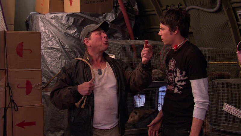 v.li.: Freight Dog (Don Stark), Spencer Shay (Jerry Trainor) – Bild: Paramount