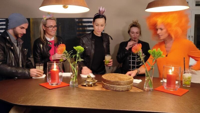V.l.: Mirco, Maika, Kerstin, Marianne und Gastgeberin Claudia – Bild: MG RTL D /​ ITV Studios